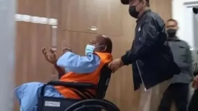 Lukas Enembe di atas kursi roda setelah pemeriksaan kesehatan di RS Gatot Subroto