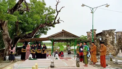 Ziarah Ternyata Merupakan Wujud Ketaatan Kepada Allah, Simak Penjelasan Putra Mbah Moen Berikut Ini!