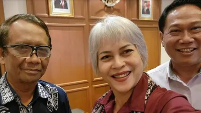 Netizen Girang, Irma Hutabarat Unggah Foto Bersama Mahfud MD dan Pesan Kepada Richard Eliezer