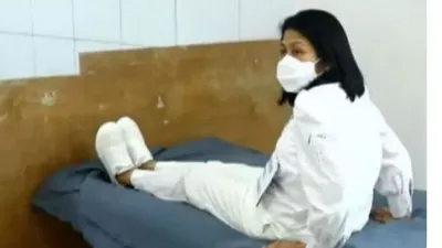 Putri Candrawathi berada di atas ranjang saat rekonstruksi  kasus pembunuhan Brigadir J