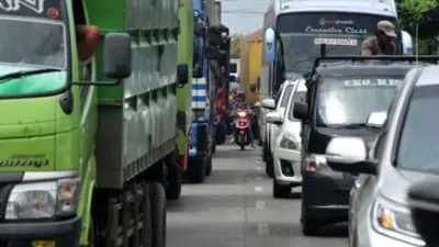 Ilustrasi antrian kendaraan di jalan raya saat macet.