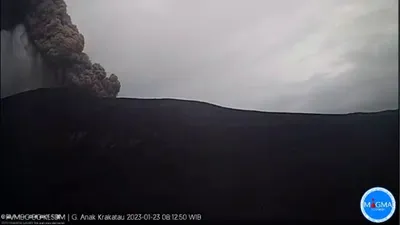 BREAKING NEWS: Gunung Anak Krakatau Kembali Erupsi, Tinggi Semburan Abu Vulkanik Capai 300 Meter dari Puncak