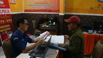 Calon Peserta Rekrutmen PPS mendatangi Kantor KPU Kota Kediri untuk menyerahkan berkas. (Bayu/Memo)