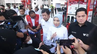 Erick Thohir didampingi Dirut Pertamina, Nicke Widyawati serta jajaran direksi meninjau proses persiapan penyesuaian harga BBK jenis Pertamax di SPBU MT Haryono, Jakarta.