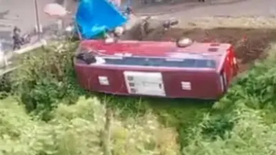 Bus Terguling di Guci, Tegal, Jawa Tengah