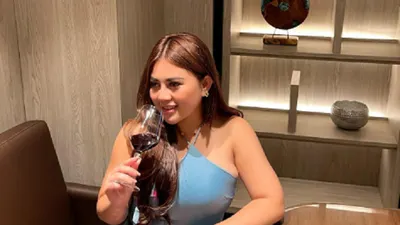Rena Dyana disebut-sebut sebagai pemain wanita dalam video kebaya hijau. Ferdy Sambo jadi tipe idaman suami.