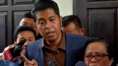Pasca sidang, kuasa hukum keluarga Yosua hutabarat, Martin Simanjuntak mengungkap kelakuan terdakwa Ricky Rizal yang buat geleng-geleng kepala.