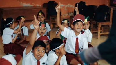 Kegiatan MPLS semakin seru maka biasanya pihak sekolah akan memberikan atau menyuruh siswa untuk membuat yel-yel MPLS.