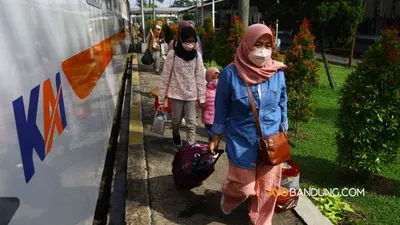 Puncak arus mudik dengan kereta api di Stasiun Bandung dan Kiaracondong.