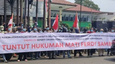 Publik Murka! PN Jaksel Ramai Digeruduk Massa, Minta JPU Tuntut Hukuman Mati Ferdy Sambo CS