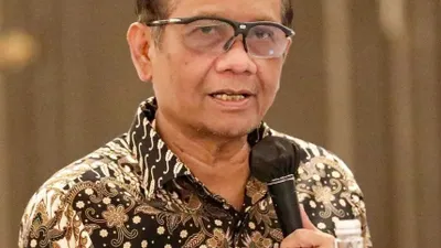 Menkopolhukam Mahfud MD datang ke persidangan untuk membantu Richard Eliezer, benarkah?