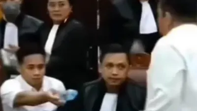 Richard Eliezer Dijuluki si Anak Berhati Emas, Momen Beri Botol Air Mineral ke Kuat Maruf Bikin Netizen Nangis