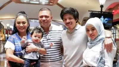 Berharap Ameena Cepat Jalan, Krisdayanti dan Raul Lemos Lakukan Tradisi Pukul Lele, Begini Momen Serunya!