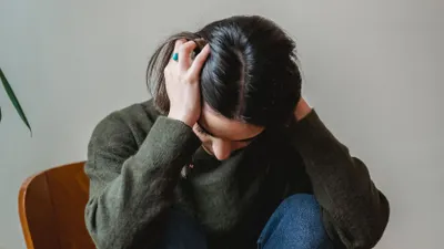 Ilustrasi seorang yang mengalami social anxiety disorder