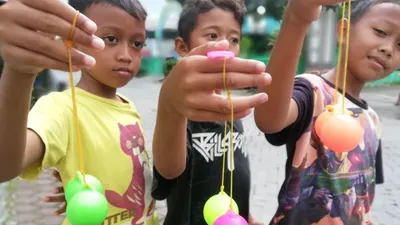 ilustrasi Sejumlah anak-anak  bermain lato-lato yang sedang viral. 
