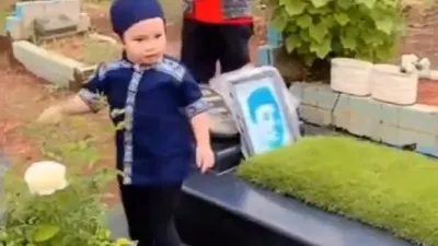 Terharu! Ini Momen Gala Ziarah ke Makam almarhum Vanessa dan Bibi, Wargenet : Nyesek Lihatnya