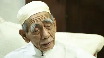 Pesan Mbah Moen: Lakukan Hal ini Saat Makan dan Minum Jika Ingin Rezeki Lancar dan Utang Lunas, Apa Itu?