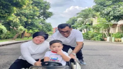 Gala Sky bersama dengan kakek dan neneknya
