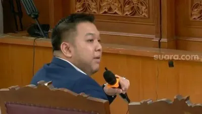 Albert Aries pernah memberikan kesaksian sebagai ahli bahwa Richard Eliezer seharusnya dapat bebas dari jerat pidana.