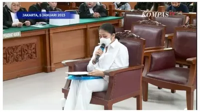 Tertatih-tatih Dalam Menulis Pledoi, Putri Candrawathi: Saya Ingin Kembali Memeluk Putra Putri Kami!