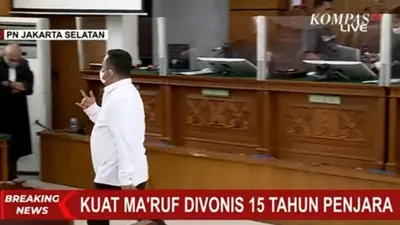 Usai Vonis 15 Tahun Penjara, Kuat Maruf Beri Salam Metal ke Jaksa Bermakna I Love You