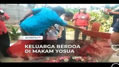 Di Hari Vonis Ferdy Sambo, Keluarga Tabur Bunga dan Berdoa di Makam Yosua, Roslin Simanjuntak Ucapkan Terimakasih untuk Ini----