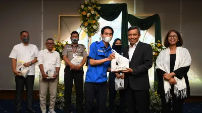 Direktur Utama Bank BTN Nixon LP Napitupulu didampingi Direktur Assets Management Bank BTN Elisabeth Novie Riswanti membagikan paket sembako kepada perwakilan warga sekitar Menara BTN di Jakarta, Senin, 17 April 2023.  (Ist)
