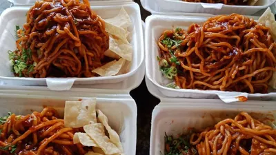 Nama Mie Jebew khas Garut tengah banyak dicari masyarakat khususnya para food vlogger.