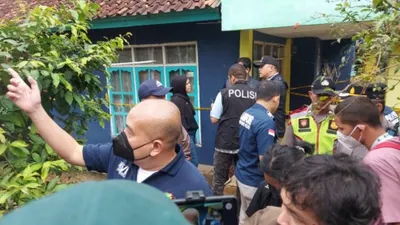 Saat olah TKP di salah satu tersangka di Cianjur kasus pembunuhan berantai, ditemukan gundukan tanah yang berisi jenazah.