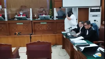 Terdakwa Ferdy Sambo memeluk istrinya yang juga terdakwa, Putri Candrawathi, saat mengikuti jalannya sidang perkara pembunuhan berencana terhadap Brigadir J