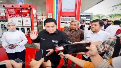 Menteri BUMN Erick Thohir resmi mengumumkan penurunan harga sejumlah BBM