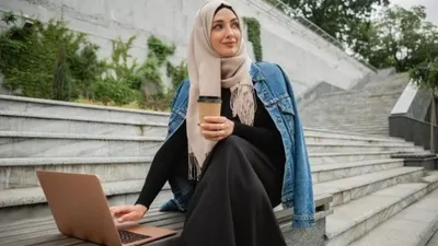 Ilustrasi. Terdapat beberapa tanda bahwa seseorang memiliki daya tarik yang membuat banyak orang suka pada dirinya.