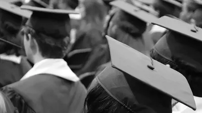 Cara daftarnya sangat mudah, masyarakat bisa langsung jadi mahasiswa tanpa perlu melewati tahapan tes masuk perguruan tinggi.