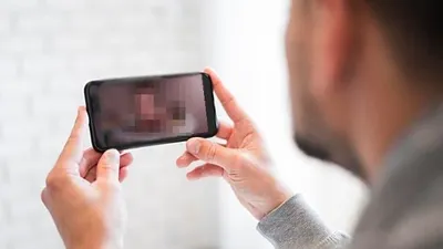 Ilustrasi Heboh! Video Asusila Diduga Rezky Aditya, Benarkah Artis Inisial R yang Diramal Hard Gumay?