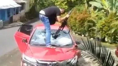 Briptu ASW, seorang oknum Polisi yang bertugas di Ditresnarkona Polda Jateng tiba-tiba mengamuk dan menghancurkan mobil miliknya.