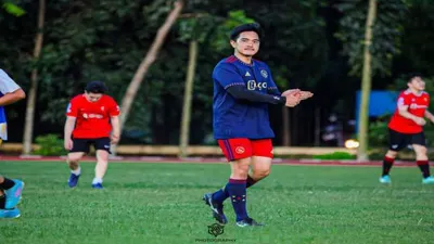 Potret Kaesang yang main bola tanpa ditemani calon istrinya, Erina Gudono karena dalam masa pingitan