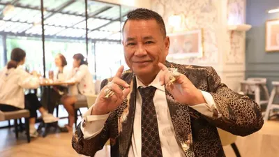 Pengacara kondang Hotman Paris belakangan dituding tidak bisa bahasa Inggris saat membacakan hasil visum Venna Melinda.