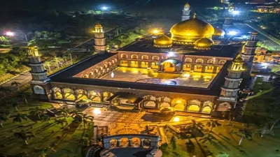 Masjid Kubah Emas atau Masjid Dian Al Mahri pada malam hari.