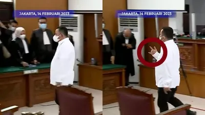 Usai Dijatuhi Vonis 15 Tahun Penjara oleh Hakim, Kuat Maruf Malah Beri Salam Metal ke Jaksa, Kok Bisa?(Tangkap Layar YouTube KOMPASTV)