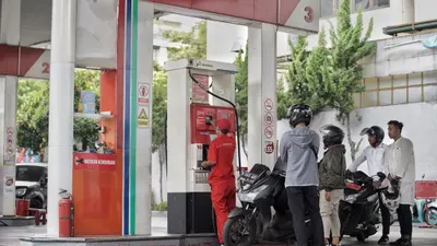 Pengendara mengisi BBM non subsidi jenis Pertamax.