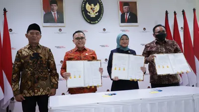 Menteri Koordinator Bidang Pembangunan Manusia dan Kebudayaan Muhadjir Effendy, Menteri PANRB Abdullah Azwar Anas, Menteri Ketenagakerjaan Ida Fauziyah, dan Menteri Agama Yaqut Cholil Qoumas menunjukkan Surat Keputusan Bersama Libur Nasional dan Cuti Bersama 2023 di Jakarta Selasa (11/10).