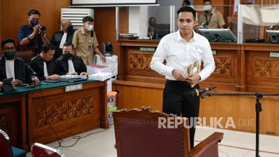 Terdakwa kasus dugaan pembunuhan berencana terhadap Brigadir Nofriansyah Yosua Hutabarat alias Brigadir J, Richard Eliezer bersiap menjalani sidang pemeriksaan saksi di Pengadilan Negeri Jakarta Selatan, Jakarta, Selasa (31/10/2022).