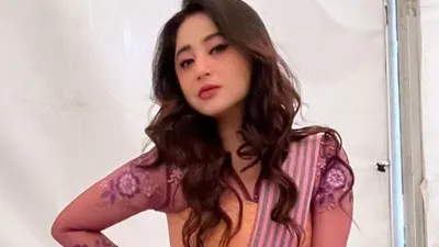 Pilu! Momen Dewi Perssik Ikut Menangis Saat Dengar Curhatan Sedih Rosti Simanjuntak Soal Vonis Richard Eliezer