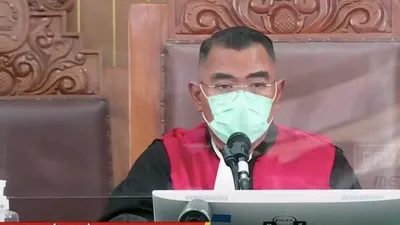 Pledoi atau sidang pembelaan Putri Candrawathi penuh riuh dan gaduh, Febri Diansyah minta hakim tegas hingga ada ancaman ini.
