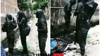 Video tiga orang pelajar putri yang sekujur tubuhnya berlumuran lumpur menjadi viral di media sosial, setelah kecemplung ke selokan