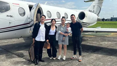 Raffi Ahmad dan sekeluarga bersama sahabat naik pesawat jet