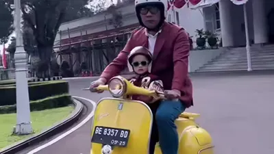 Gubernur Jawa Barat Ridwan Kamil ditanya Merry Riana soal menunggangi sepeda motor Vespa berwarna kuning di tengah badai politik.