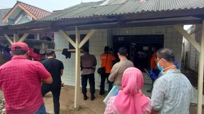 Satu keluarga ditemukan tergeletak dengan mulut berbusa di lantai rumahnya di Kampung Ciketing Udik, Kecamatan Bantargebang, Kota Bekasi.