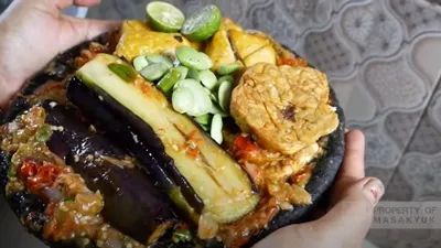 Bingung Mau Masak Apa? Yuk Cobain Resep Sambel Terong yang Cocok Jadi Hidangan Makan Siang Di Rumah.(Ilustrasi Masakan Sambel Terong//Tangkap Layar YouTube Masak Yuk)