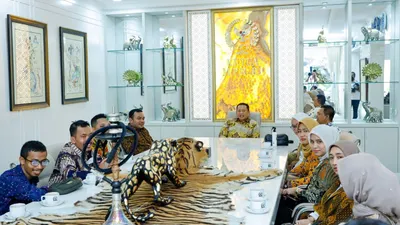 Greenpeace Indonesia menanggapi beredarnya foto awetan kulit harimau yang dijadikan taplak meja.